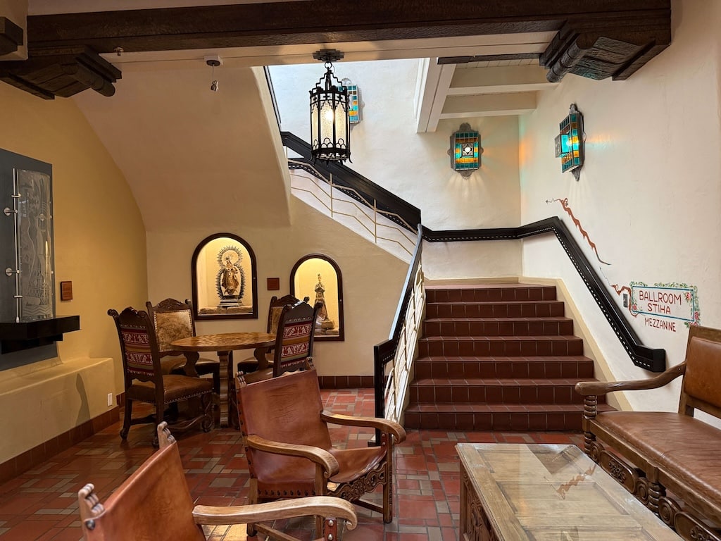 La Fonda on the Plaza Santa Fe – Historic Hotel with Southwestern Charm Near Top Attractions - Tomo Travel & Camping ニューメキシコ州サンタフェにあるラ・フォンダ・オン・ザ・プラザの館内。スペイン風の伝統的な装飾、手作りの木製家具、宗教アートが特徴で、ミャオウルフや歴史地区観光にも便利な人気宿泊先