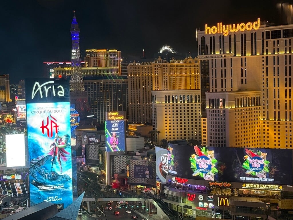Las Vegas Strip at Night – View from Waldorf Astoria Hotel Room - Tomo Travel & Camping The Versailles gardens, viewed from the palace, are a stunning display of French formal design, featuring symmetrical lawns, vibrant flower beds, sculpted hedges, and shimmering fountains that blend gracefully into the horizon.