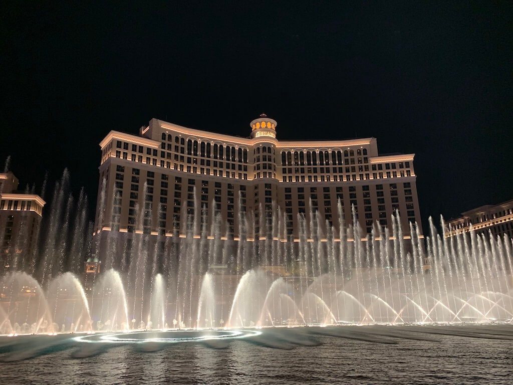 Bellagio Fountain Show at Night – Family Favorite in Las Vegas - Tomo Travel & Camping The Bellagio Hotel and its famous fountain show at night in Las Vegas, a must-see family attraction on the Strip
