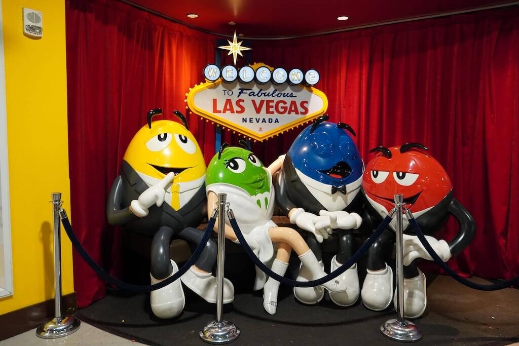 Colorful M&M’s Characters at M&M’s World Las Veg - Tomo Travel & Camping Life-size M&M’s characters posing in front of the "Welcome to Fabulous Las Vegas" sign inside M&M’s World