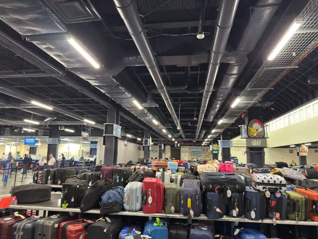 ディズニークルーズ下船日のターミナルで並ぶスーツケースの荷物受け取りエリア