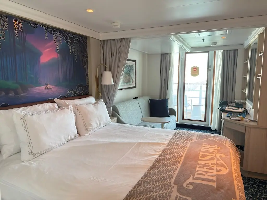 ディズニークルーズ下船日の朝、片付け前のステートルームとベランダ付き客室の様子