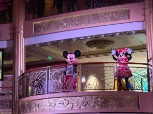 ディズニークルーズ最終日前日の夜に開催されるサヨナラパーティーで手を振るミッキーとミニー