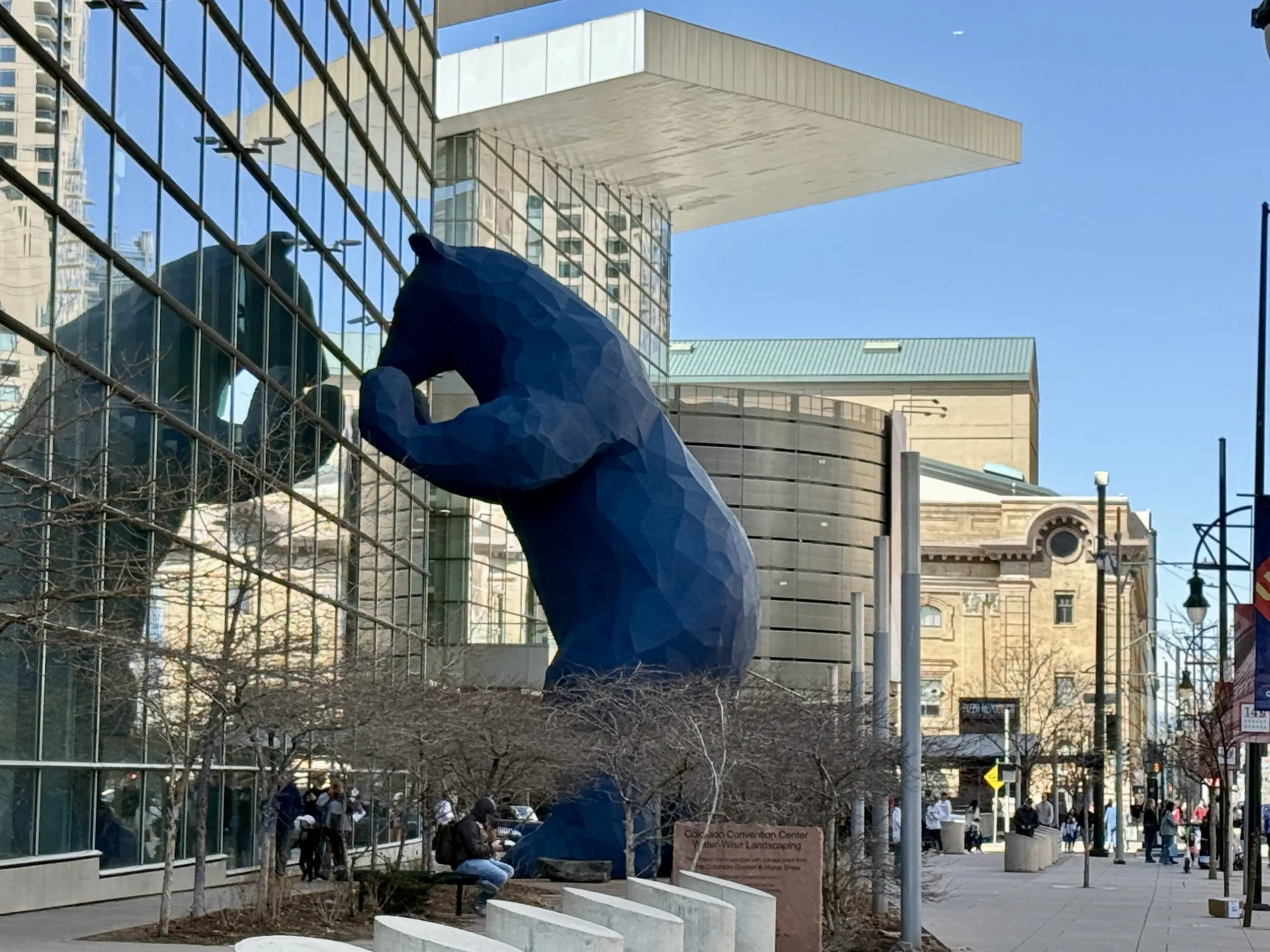 コロラド州デンバーの有名スポット、ビッグブルーベア像