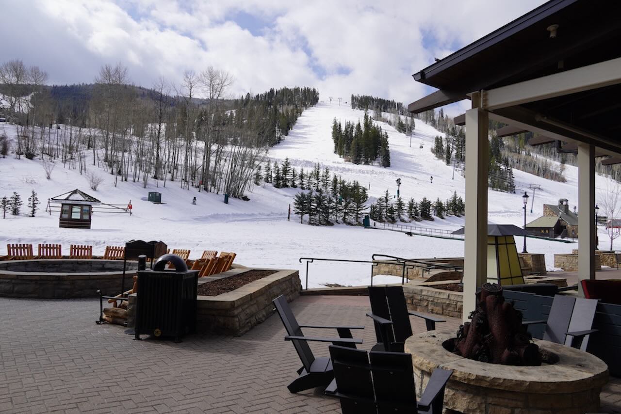 park-hyatt-beaver-creek-outdoor-patio-ski-slope-view - Tomo Travel & Camping コロラド州ビーバークリークにある高級スキーリゾートホテル、パークハイアット前にあるゲレンデ